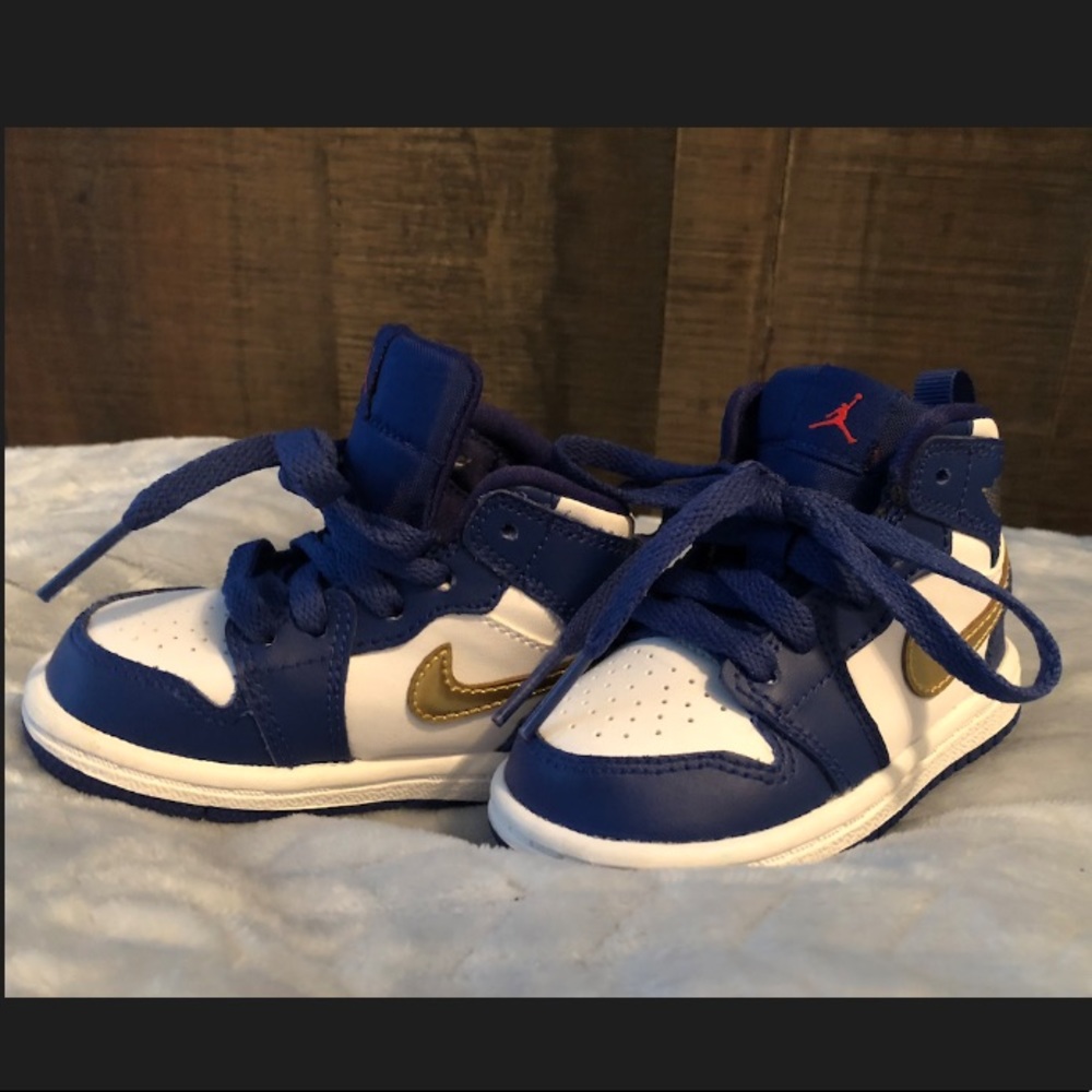 ⚡️⚡️Size 4 Toddler Air Jordan’s Blue and White☄️
